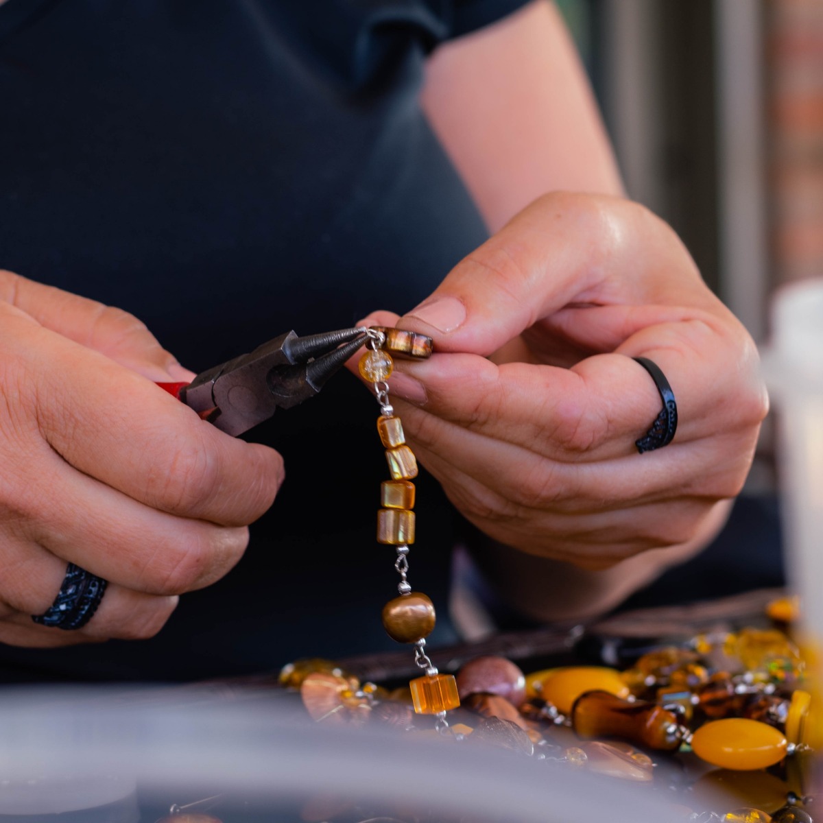 feiner handgefertigter Schmuck