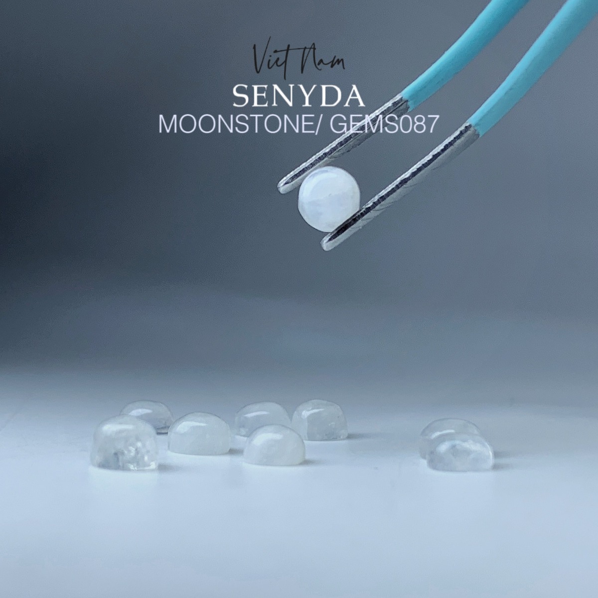 adularescence in Moonstone